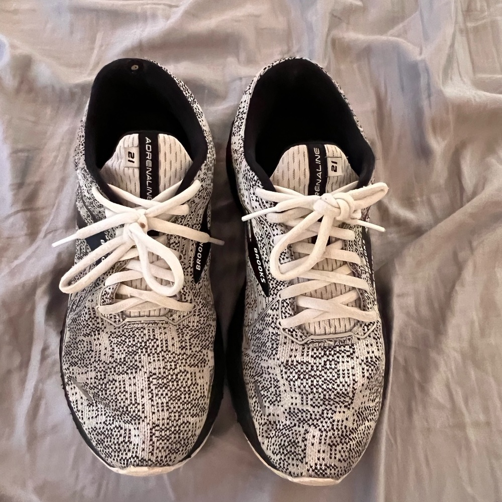 Tennis shoes